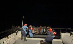 İzmir açıklarında 81 göçmen kurtarıldı, 23 göçmen yakalandı