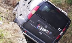 Karabük'te devrilen hafif ticari araçtaki 5 kişi yaralandı