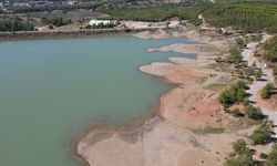 Muğla'daki Ula Göleti'nde su seviyesinin düşmesiyle adacıklar oluştu