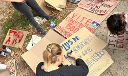 Fransa'da öğrenciler Meclisin önünde çadır kurarak kötü barınma koşullarını protesto etti