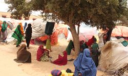 Somalili anne hayatta tutmak istediği çocuklarıyla evini terk ederek 13 gün boyunca kampa yürüdü