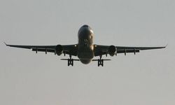 ABD'de yolcunun acil durum kapısını açmaya çalıştığı uçak zorunlu iniş yaptı