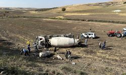 Adıyaman'da devrilen beton mikserinin sürücüsü öldü