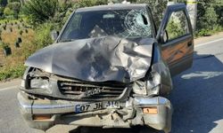 Antalya'da kamyonet ile motosikletin çarpıştığı kazada 1 kişi öldü, 1 kişi yaralandı