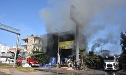 Antalya'da oto lastik deposunda yangın çıktı