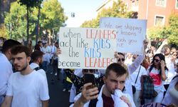 Arnavutluk'ta tıp öğrencileri "zorunlu istihdamı" protesto etti