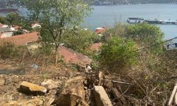 Beşiktaş'ta evlerin bulunduğu yere kaya düştü