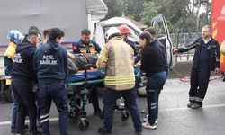 Eyüpsultan'daki kazada kamyonette sıkışan sürücü ağır yaralandı