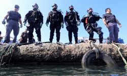 İzmir'de deniz polisi ve dalgıç ekipleri dip temizliği yaptı