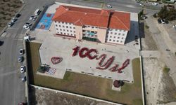 İzmir'de öğrencilerden "100. Yıl" koreografisi