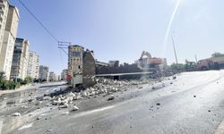 Kayseri'de statik açıdan sorunlu cami ile minaresi kontrollü yıkıldı