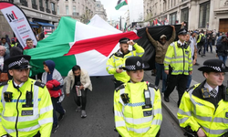 Londra'da binlerce kişi, İsrail'in Gazze'deki hastaneye saldırısını protesto etti