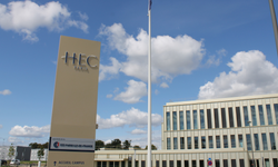 Fransa'nın önemli ticaret okulu Paris HEC'in kampüsünde yangın çıktı