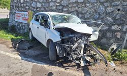 Samsun'da istinat duvarına çarpan otomobildeki 3 kişi yaralandı
