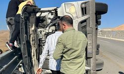 Şırnak'ta kömür yüklü kamyonun şarampole devrildiği kazada 2 kişi yaralandı