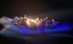 Fethiye açıklarında lastik botta 42 düzensiz göçmen yakalandı