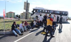 Denizli'de otobüsle otomobilin çarpışması sonucu 2 kişi öldü, 28 kişi yaralandı