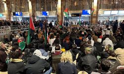 Hollanda'nın birçok şehrinde Filistin'e destek için oturma eylemleri yapıldı