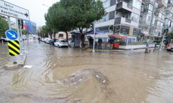 İzmir'de sağanak ve fırtına hayatı felç etti