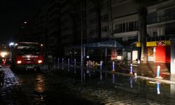 İzmir'de su basan iş yerlerinde tahliye çalışmaları sürüyor