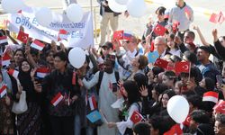 İzmir'deki yabancı öğrenciler Filistin için beyaz balonlar bıraktı