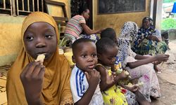 Kamerun'da temel gıda maddesi "manyok çubuğu" asırlardır sofraların vazgeçilmezi