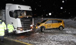 Kars'ta taksi ile tırın çarpışması sonucu 1 kişi öldü, 3 kişi yaralandı
