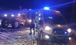 Kars'ta yolu kardan kapanan köydeki hasta ekiplerin çalışmasıyla hastaneye ulaştırıldı