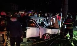 Kocaeli'de aydınlatma direğine çarpan otomobildeki 4 kişi yaralandı