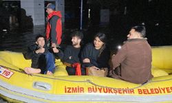 İzmir'i su bastı: Müzisyenler lastik botla kurtarıldı