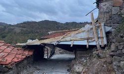Manisa'da yerinden sökülen çatının altında kalan kişi hayatını kaybetti