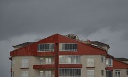 Sivas'ta fırtına çok sayıda binanın çatısında hasara neden oldu
