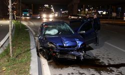Sivas'ta köprü duvarına çarpan otomobilin sürücüsü yaralandı