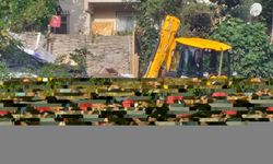 Ümraniye'de yıkım kararı verilen gecekondu belediye ekiplerince yıkıldı