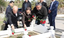Van depreminde hayatını kaybeden gazeteci Sebahattin Yılmaz, mezarı başında anıldı