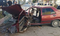 Adana'da refüje çarpan otomobilde sıkışan sürücü kurtarıldı