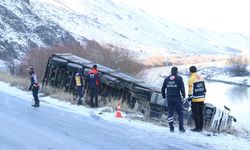 Ağrı'da tır şarampole devrildi: Sürücü hayatını kaybetti
