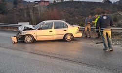 Burdur'da otomobil bariyere çarptı: 3 yaralı