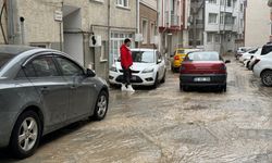 Edirne'de patlayan borudan çıkan su sokaklara taştı