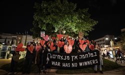 İsrailli eylemciler, "Gazze'de ateşkes" talebiyle Tel Aviv'de gösteri düzenledi