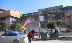 Hatay'da depremlerde hasar alan alışveriş merkezinin yıkımına başlandı