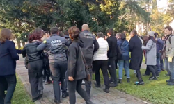 İstanbul Üniversitesi'nde yılbaşı süslemesi yapmak isteyen öğrencilere müdahale