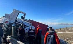 Kars'ta tır devrildi, 2 kişi yaralandı