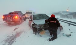 Kars'ta 3 aracın karıştığı kazada 1 kişi öldü, 17 kişi yaralandı
