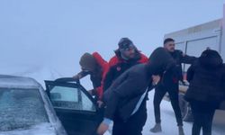 Kars'ta kar ve tipi nedeniyle mahsur kalan 27 kişi kurtarıldı