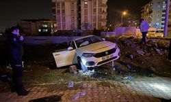 Diyarbakır'da otomobil kaldırıma çarptı, 6 kişi yaralandı