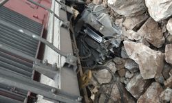 Karabük'te demir yoluna kaya parçaları düştü, yük treni raydan çıktı