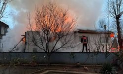 Sakarya'da iki katlı evde yangın çıktı
