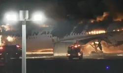Tokyo'da pistteki uçakta yangın çıktı