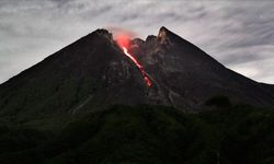 Endonezya'da bulunan Marapi Yanardağı patladı